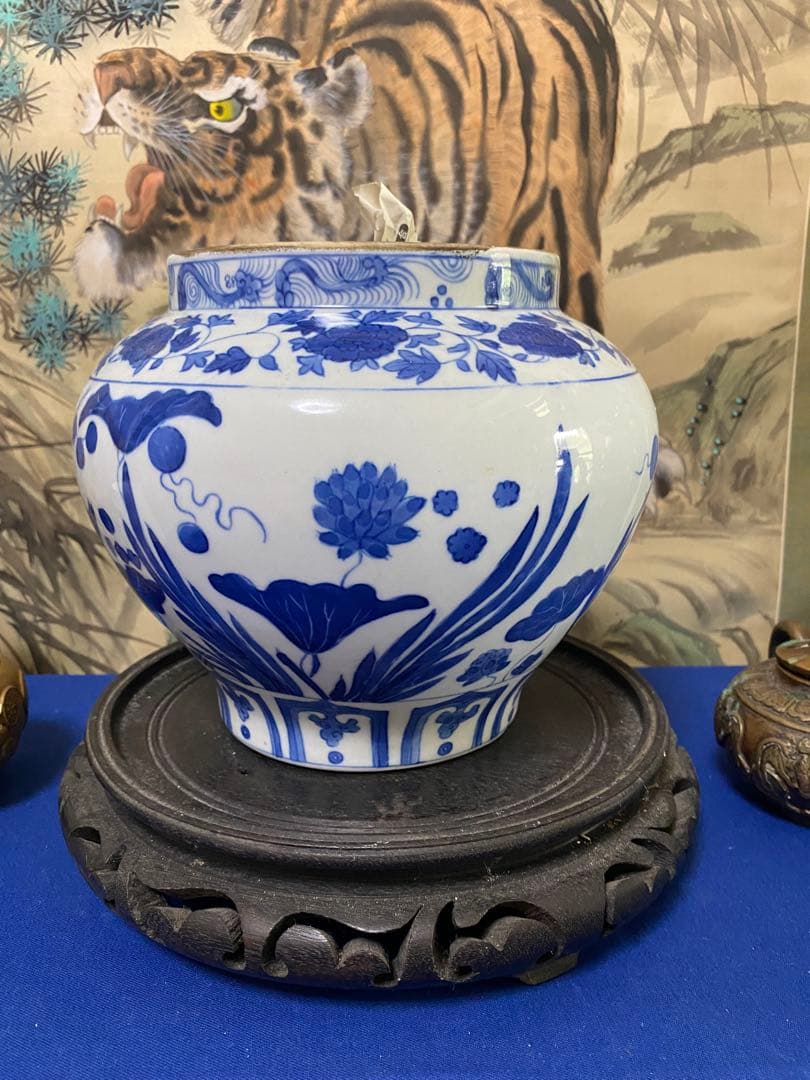 中國古美術青と白の魚模様の陶器置物