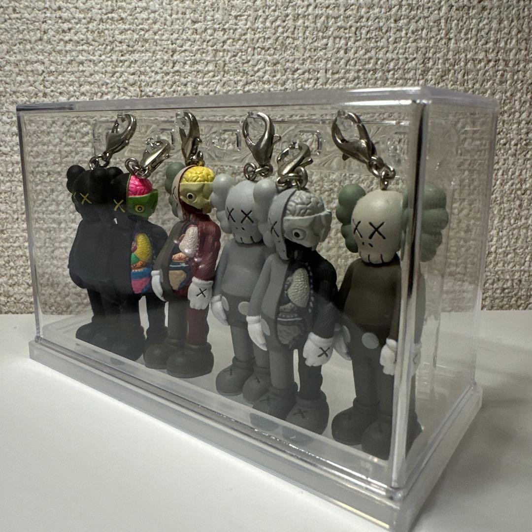 KAWS展示会限定フィギュアキーホルダー6体セット(ケース付き)