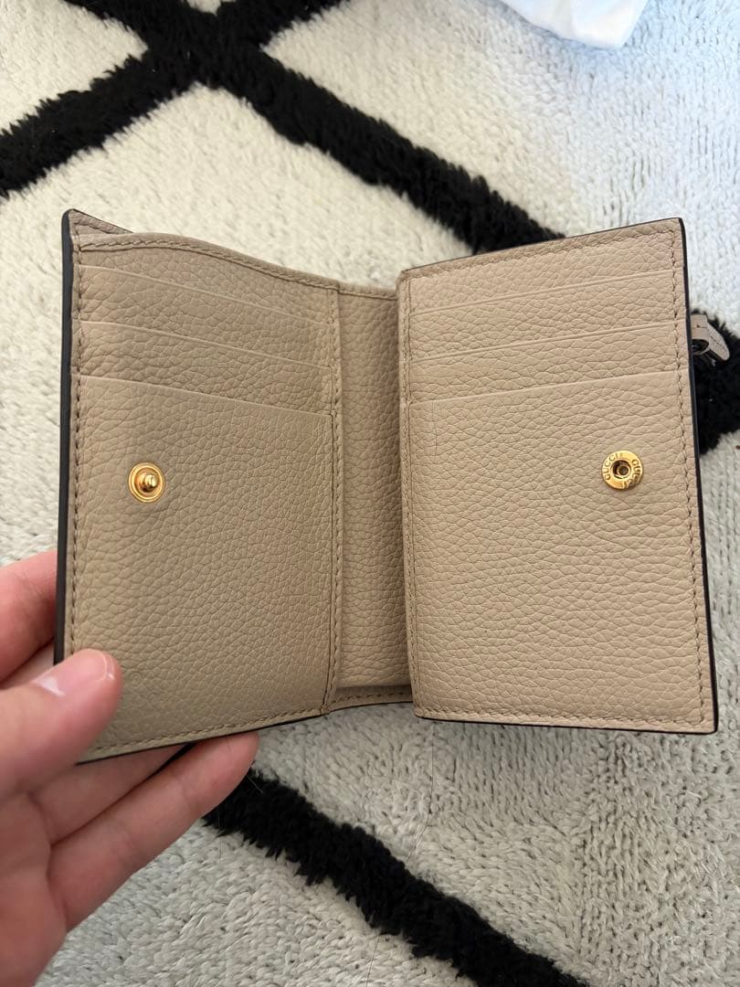 GUCCI ベージュレザー二つ折り財布