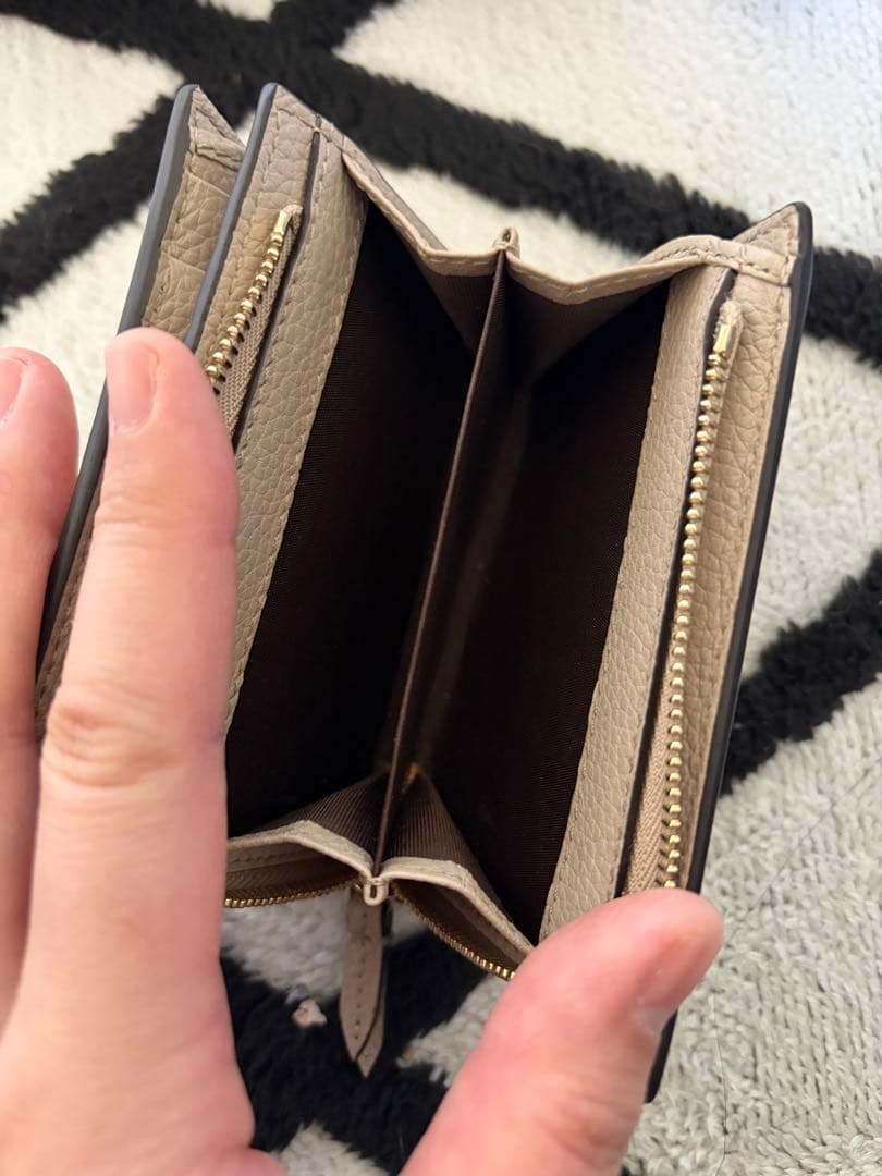 GUCCI ベージュレザー二つ折り財布