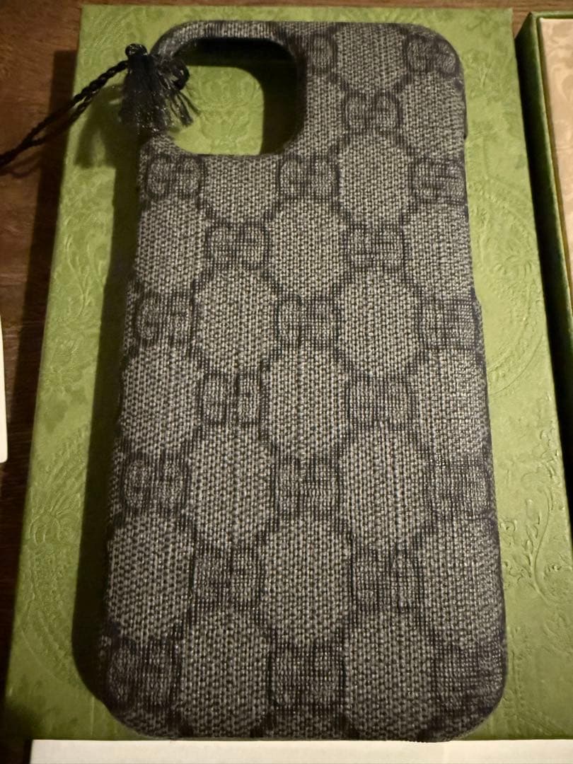 新品 GUCCI グッチ iPhone 15 ケース アイフォンケース グレー