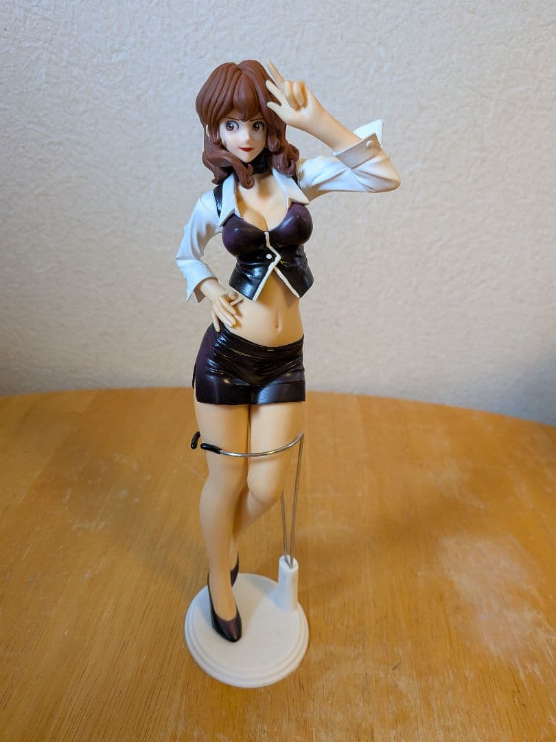 峰不二子フィギュア 白シャツ 黒スカート