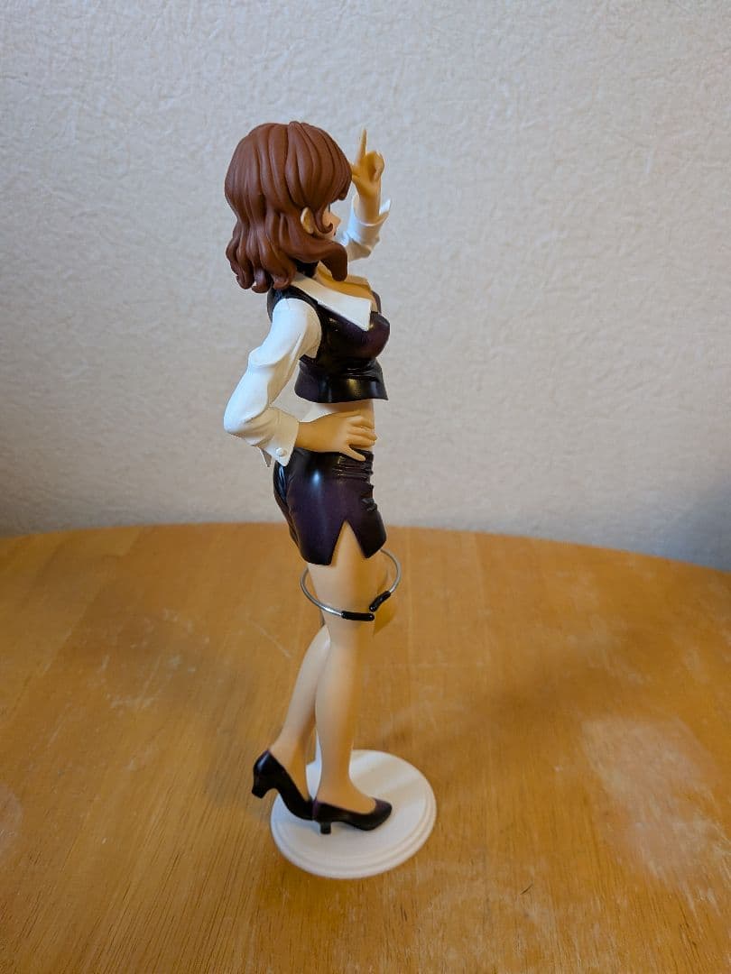 峰不二子フィギュア 白シャツ 黒スカート