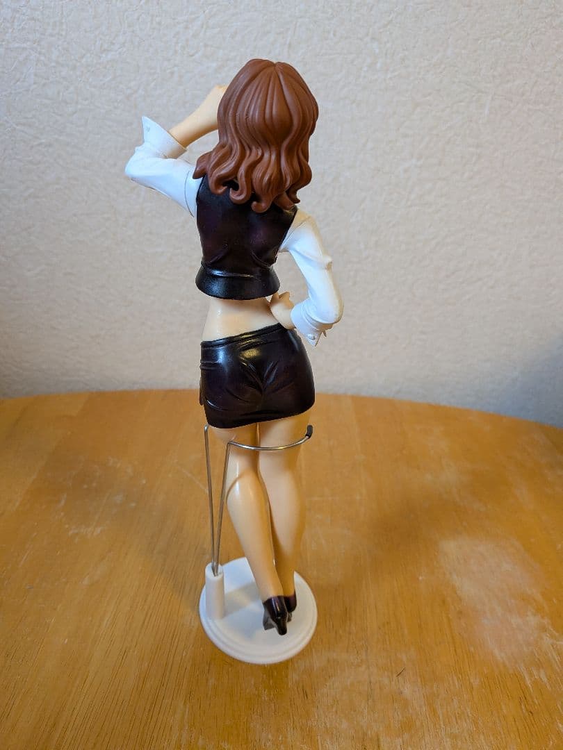 峰不二子フィギュア 白シャツ 黒スカート