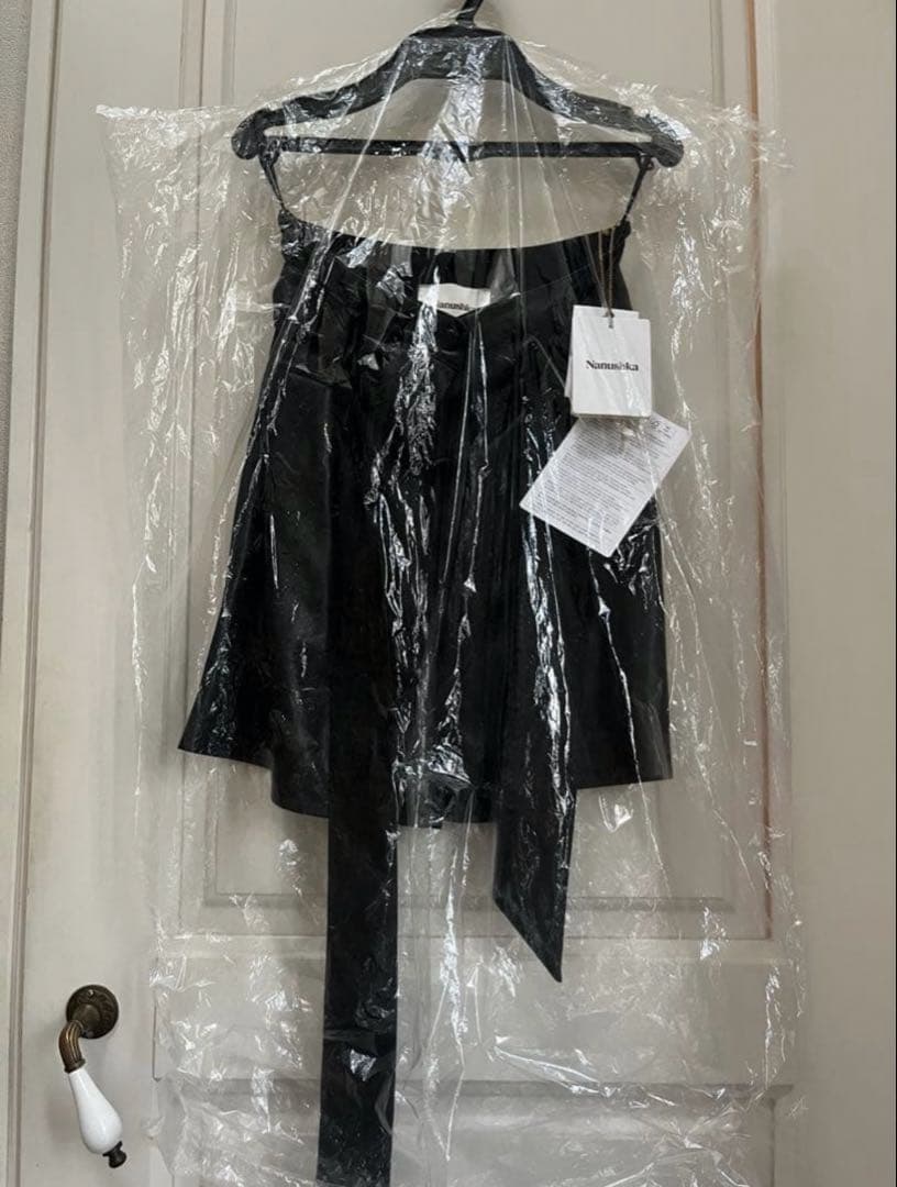 滝沢眞規子さん愛用【現行モデルNANUSHKAベルテッドAラインスカートBK】