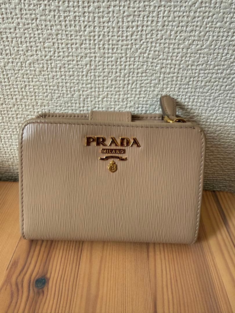 PRADA ベージュレザー二つ折り財布