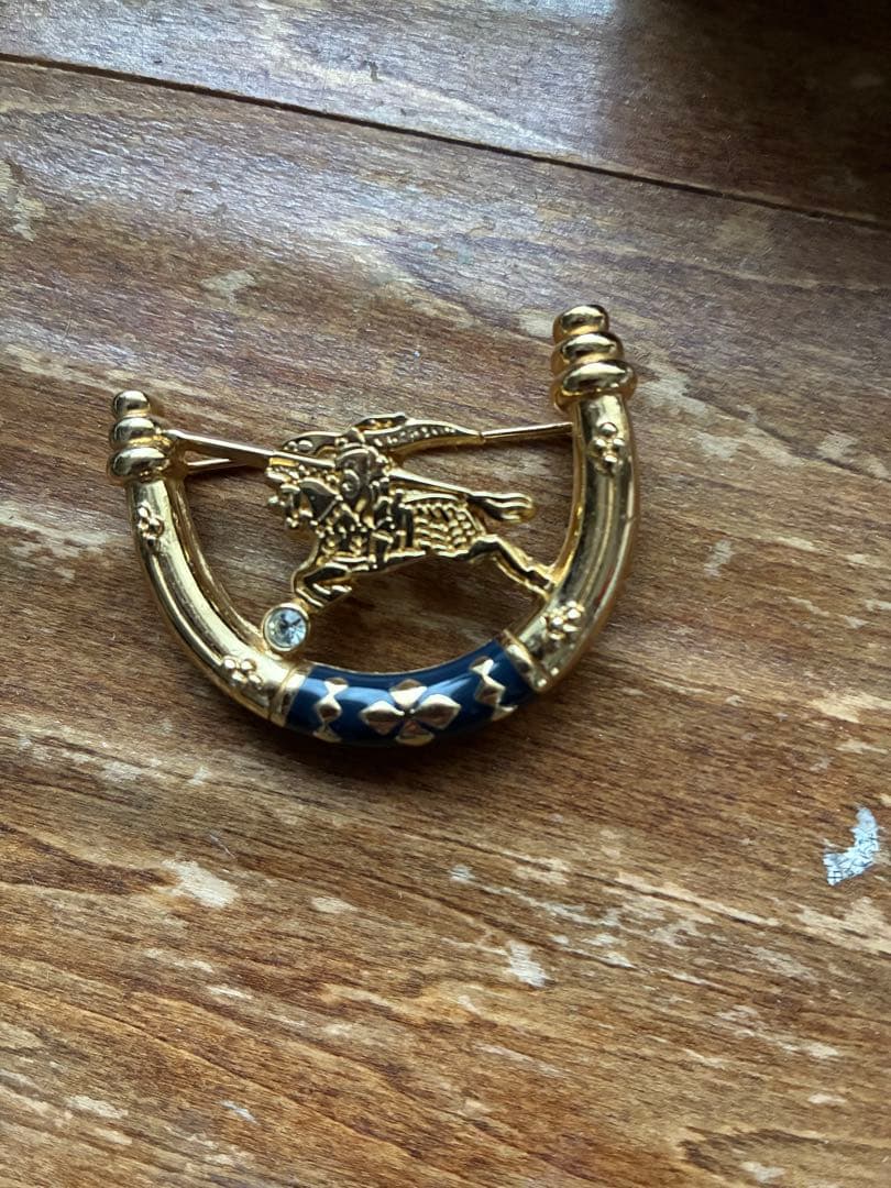 新品同様　バーバリーBURBERRY 騎士 ホースロゴ ゴールド ブローチ