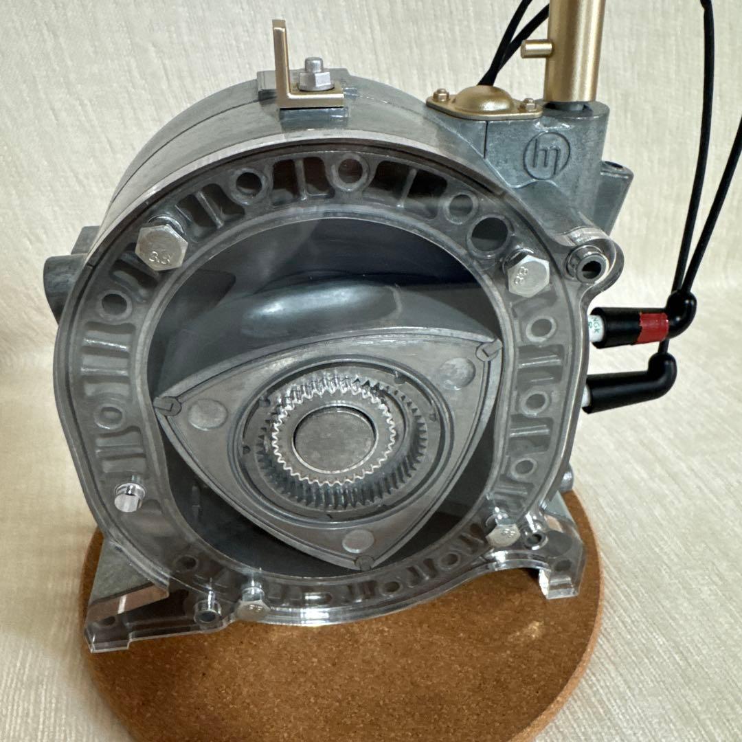 デアゴスティーニ マツダ コスモスポーツのロータリーエンジン 1/2 完成品