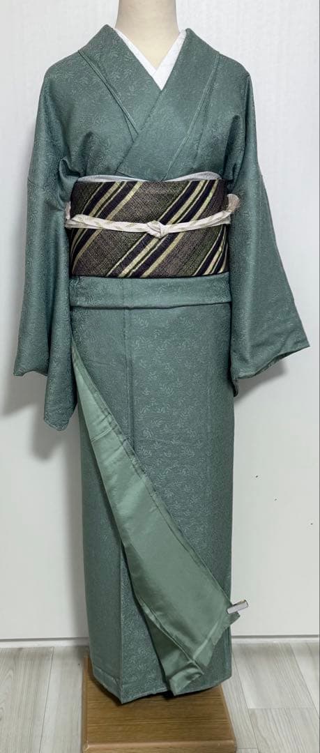 未使用品　大きなサイズ　南天模様織り出し　色無地着物