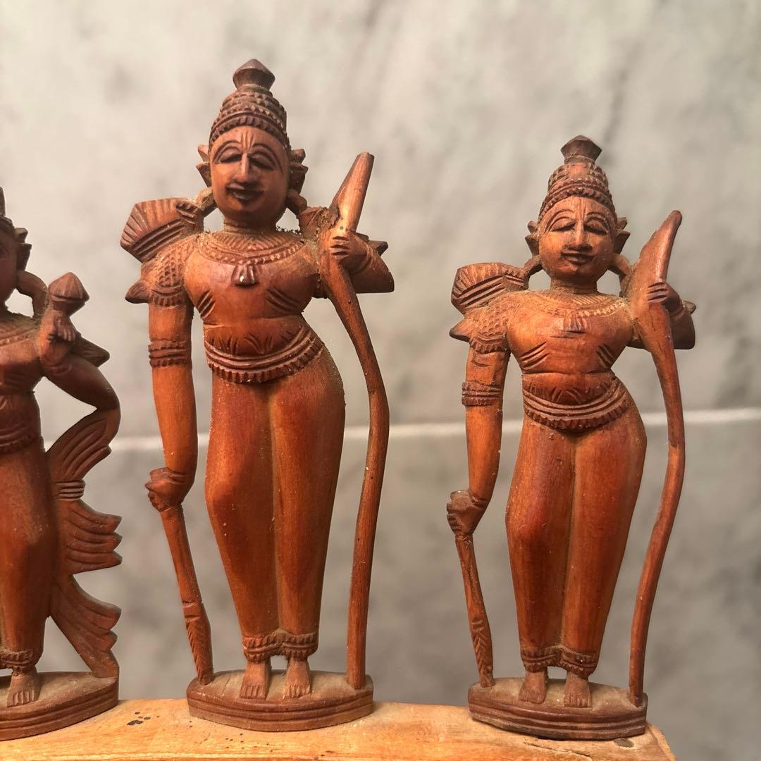 アンティーク　精巧に彫られ芸術的で威厳のある神々の一刀彫の彫刻オブジェ