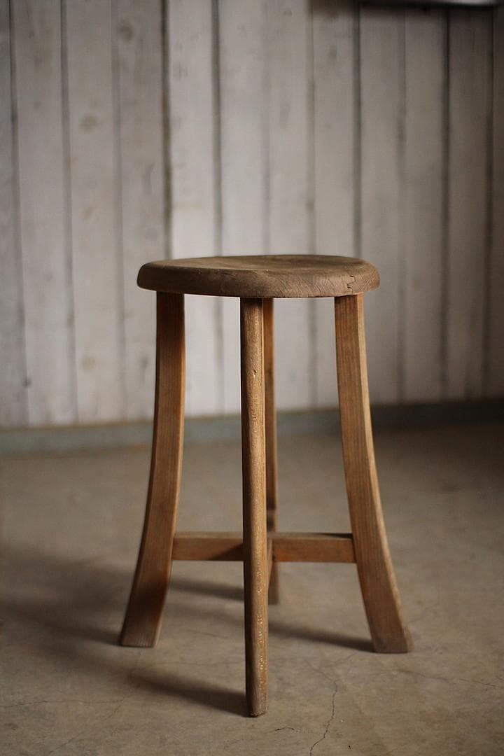 古く味のある木製の丸椅子　スツール　チェア　古道具　古家具