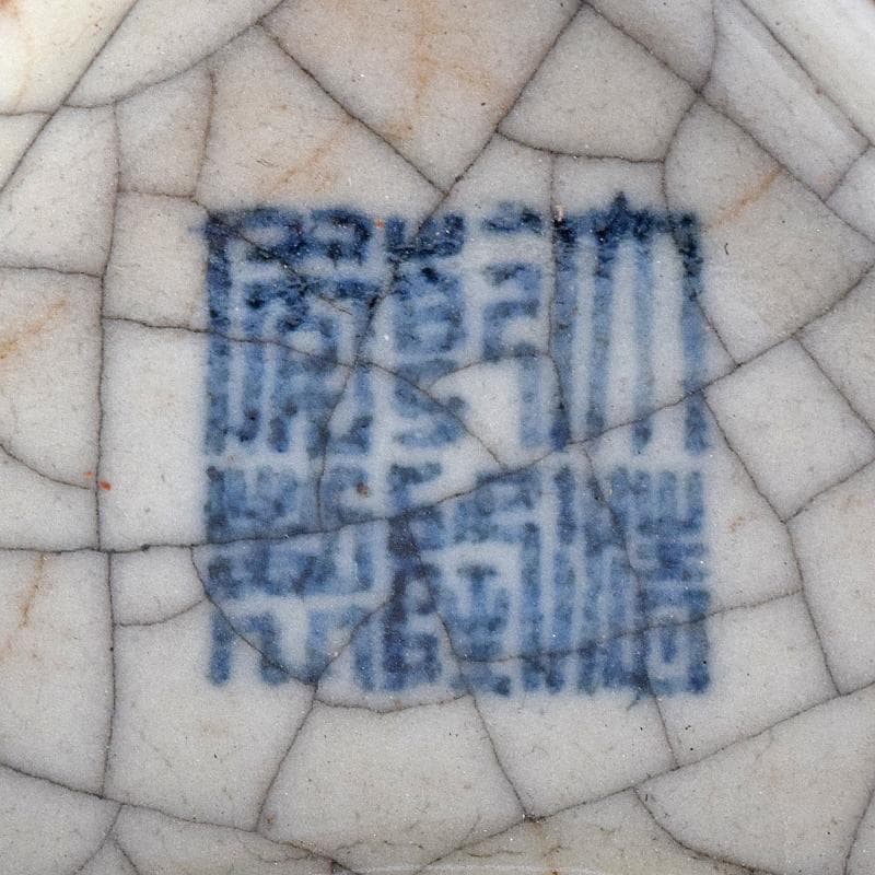 中国　大清乾隆年製款　哥窯　白磁　金糸鉄線　氷裂文　霊芝瓶　M　8061E