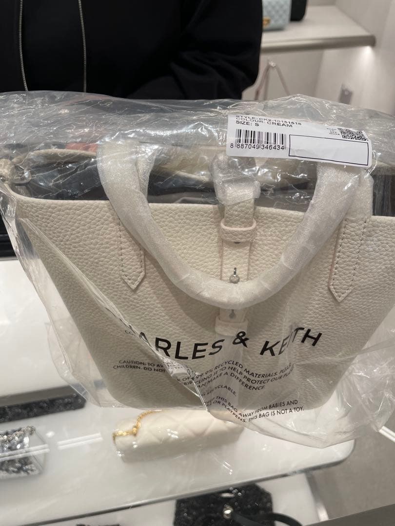 CHARLES & KEITH Beryl ベリル リサイクルレザーバケツバッグ