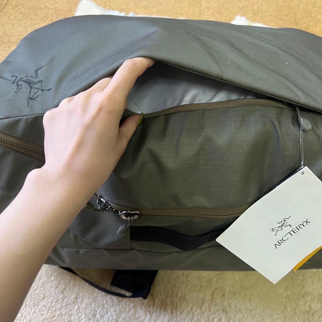 希少モデル新品タグ付き　ARC'TERYX バッグ カーキ　コンバートケース