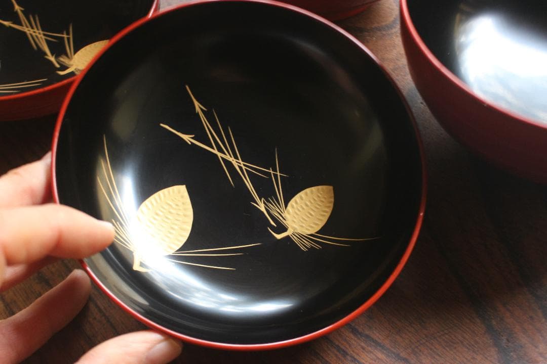 デッドストック！極上糸目朱漆に優美な松蒔絵の映える煮物椀2点（検輪島塗雑煮椀