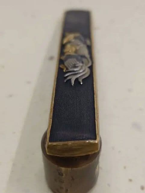 小柄袋、赤銅地に鶏図