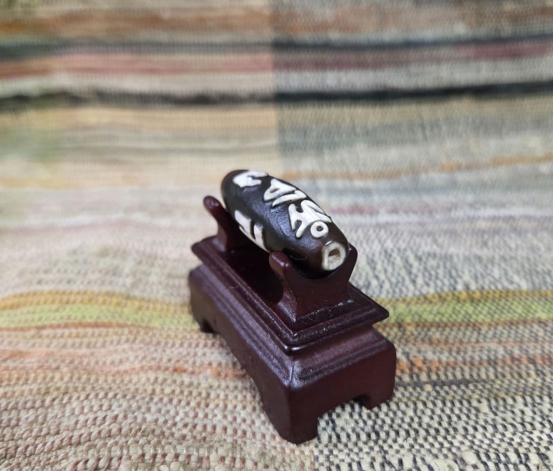 882　天珠　 卍六字真言天珠　梵字　彫刻　凸凹　貴重　珍品　dzibeads！