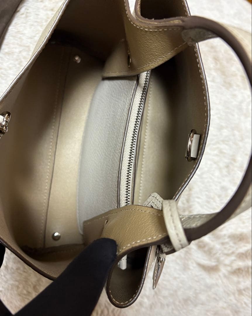 美品！トッズ　レザーバッグマイクロ現行品