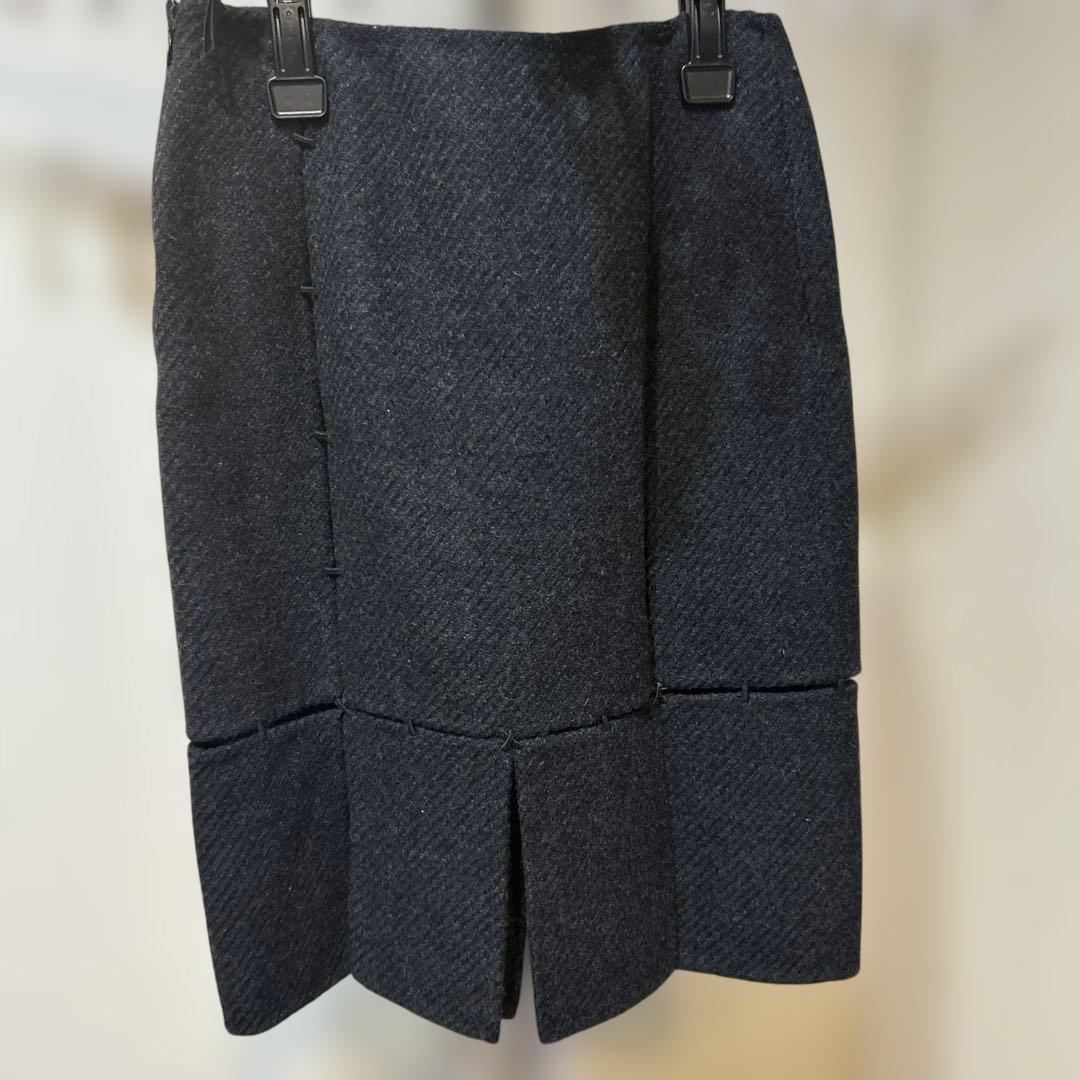 プラダ　ダークグレー ひざ下スカート