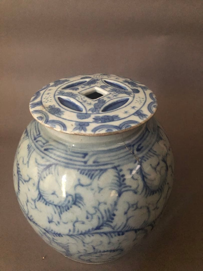 中国骨董　古美術　草文　穴あき蓋付壺
