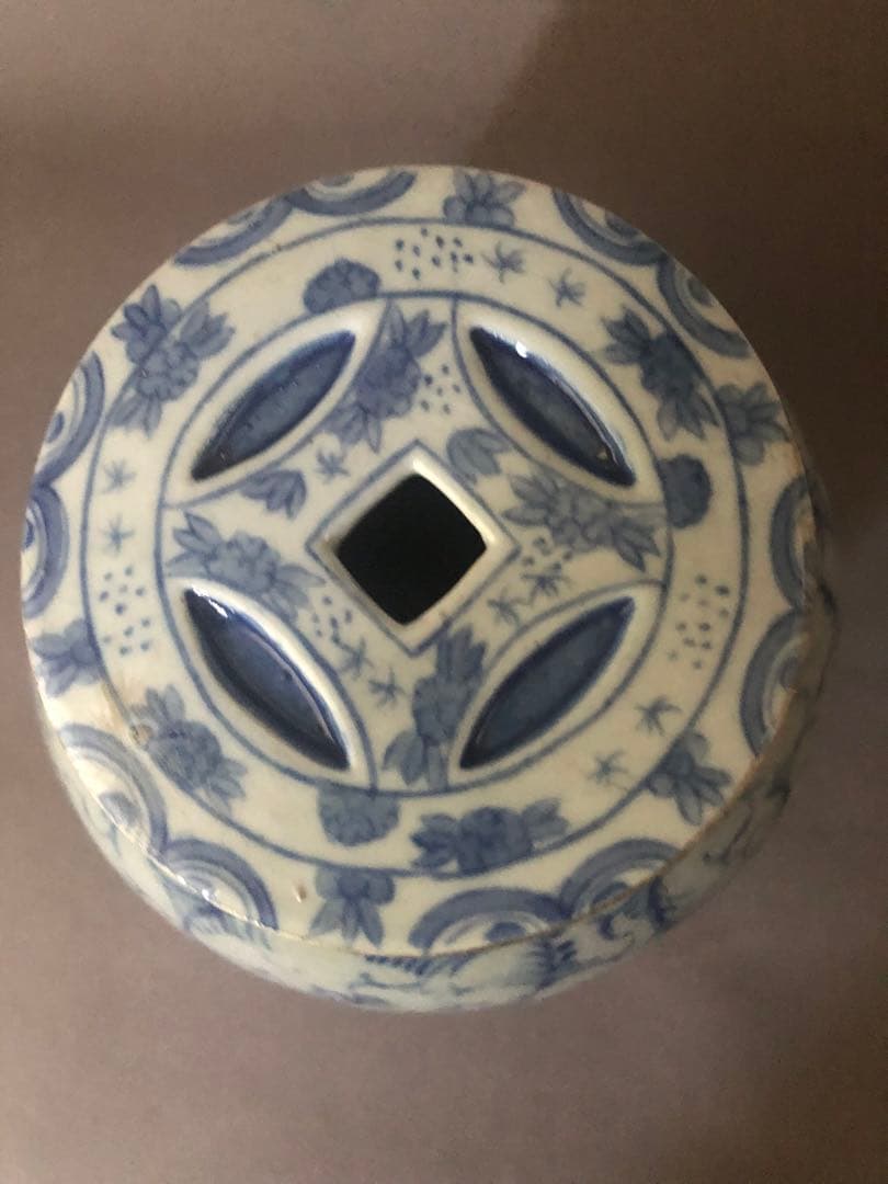 中国骨董　古美術　草文　穴あき蓋付壺