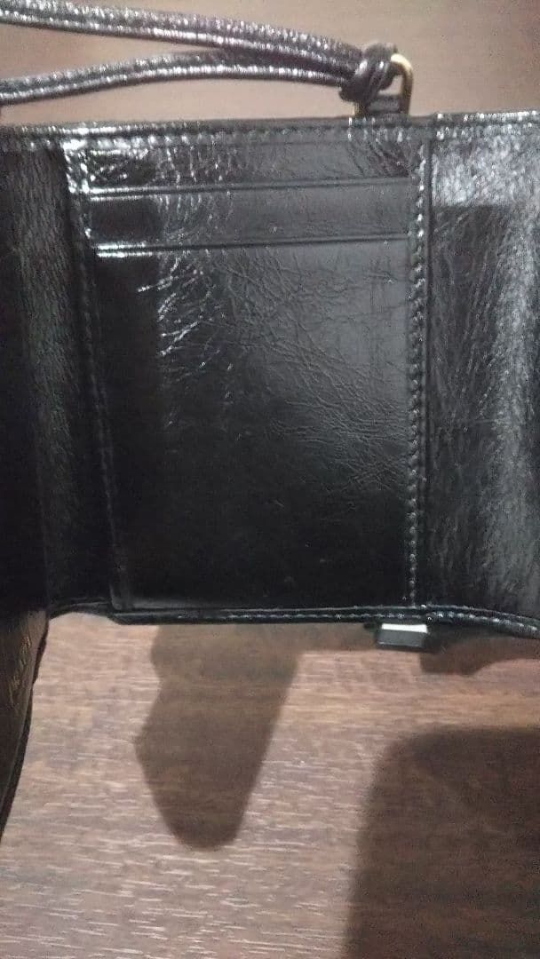 【美品】PRADA ソフトルックスレザートライアングルコンパクトウォレット