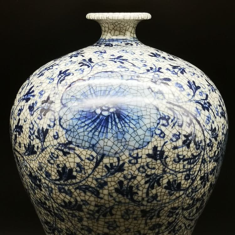 宋官窯青花手描き纏枝蓮梅瓶 陶磁器 装飾品 現代工芸品 美術品 置物