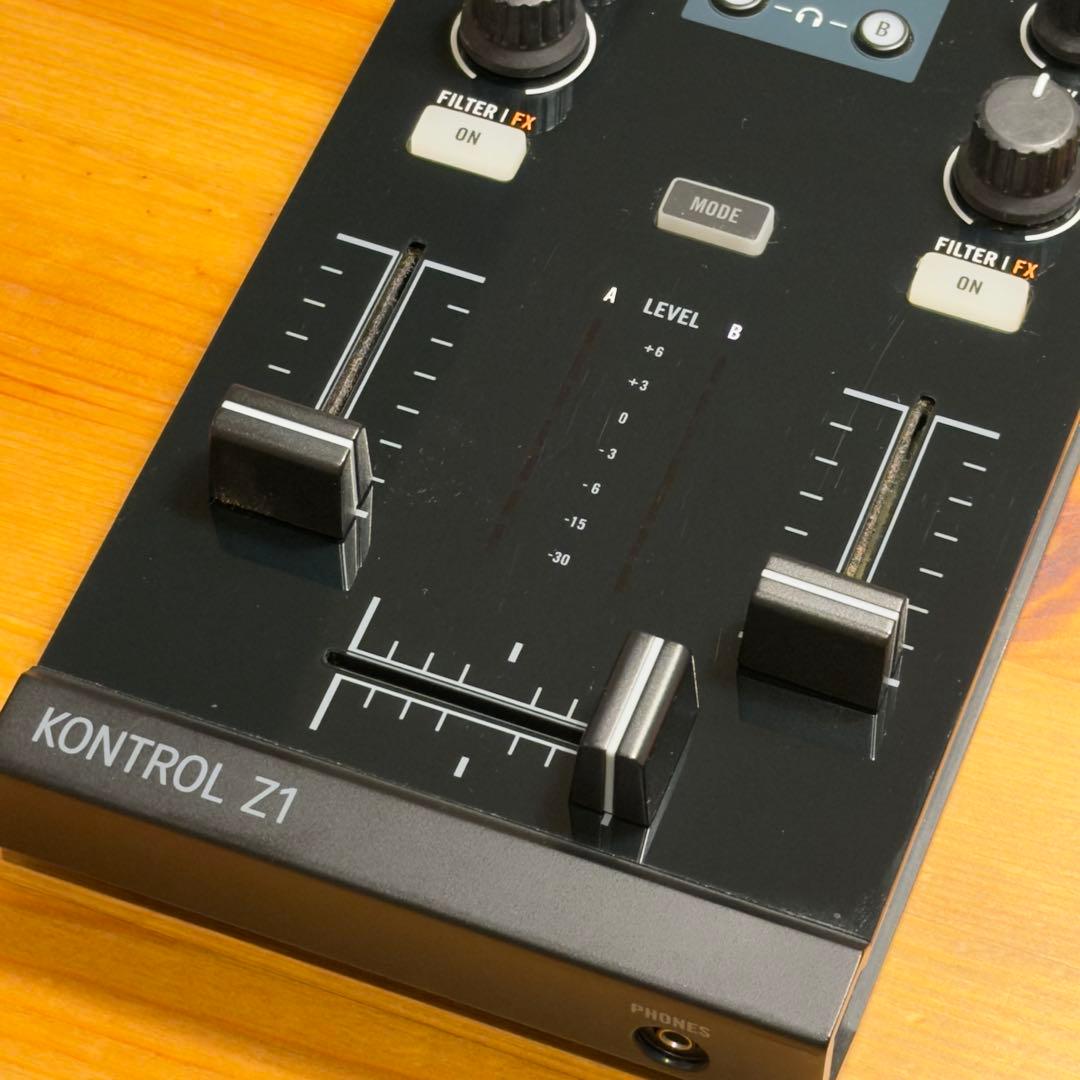 TRAKTOR KONTROL Z1 DJコントローラー