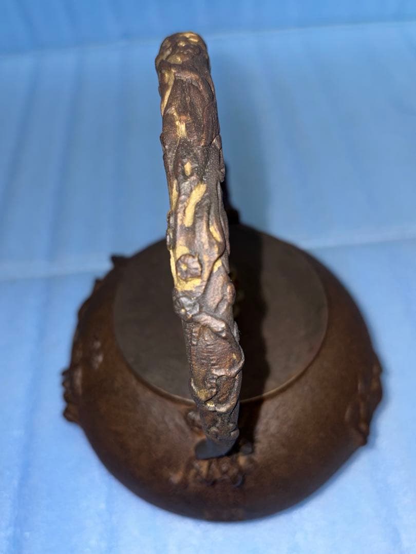 ◆『亀文堂 日本梅泉 花透かし摘銅蓋 象嵌時代鉄瓶』