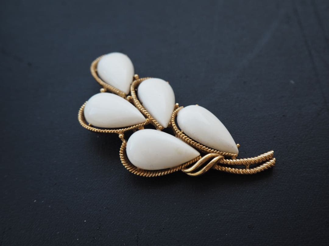 希少 TRIFARI ミルクガラス ブローチ ゴールドカラー ホワイト 艶