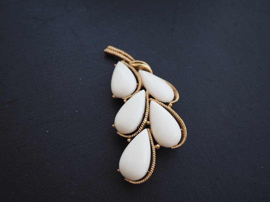 希少 TRIFARI ミルクガラス ブローチ ゴールドカラー ホワイト 艶