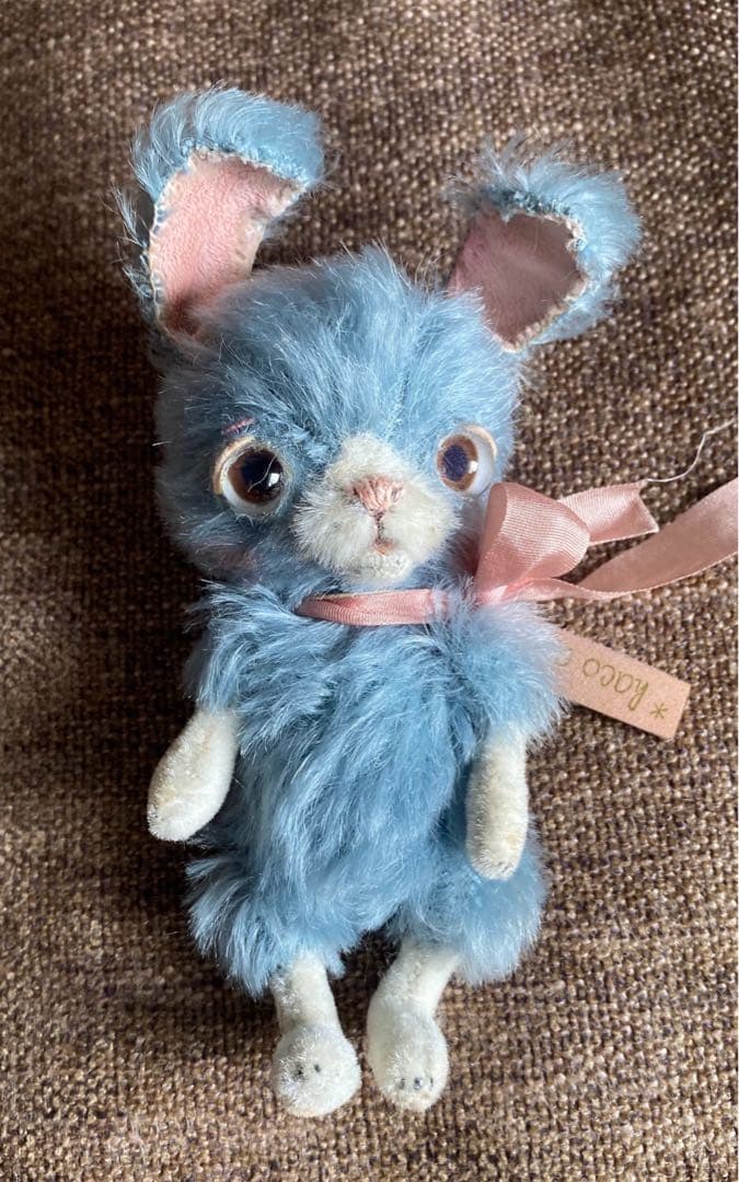 【人気ぬいぐるみ作家haco_decoさん】ピンクのリボンをした水色のうさぎさん