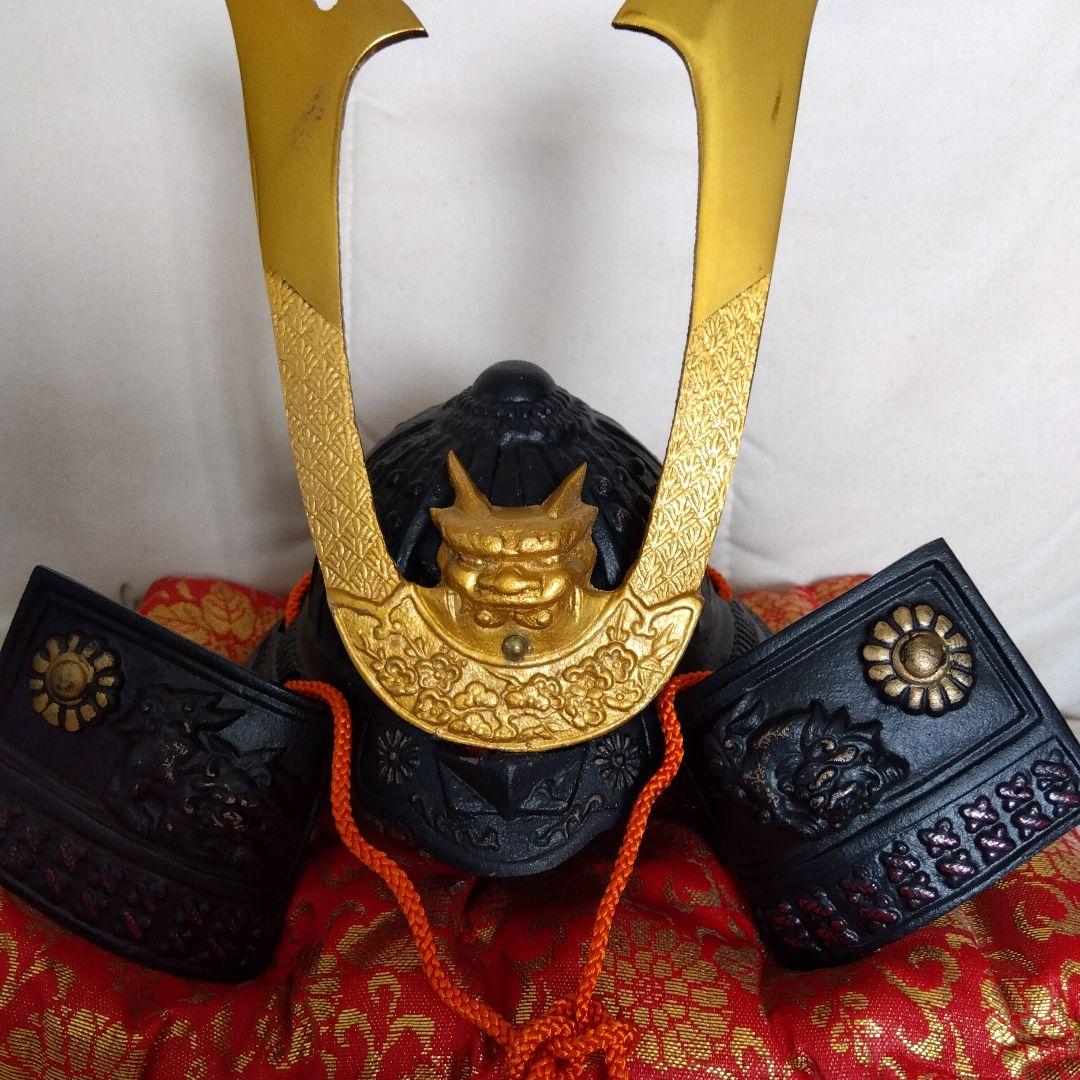 源氏兜 鉄兜タイプ 金色鍬形 約22cm 座布団・木札付き 五月人形