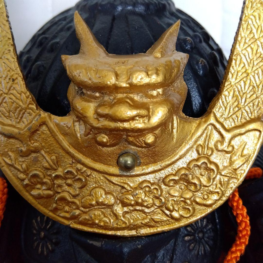 源氏兜 鉄兜タイプ 金色鍬形 約22cm 座布団・木札付き 五月人形
