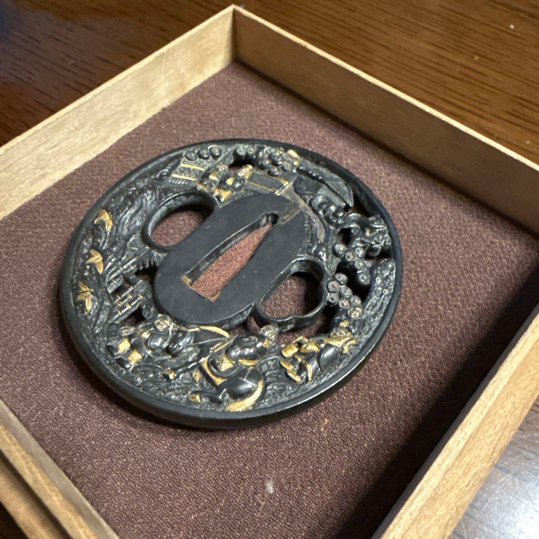 獅*丸様 伝統的な日本の鉄製鍔、木製ケース付き