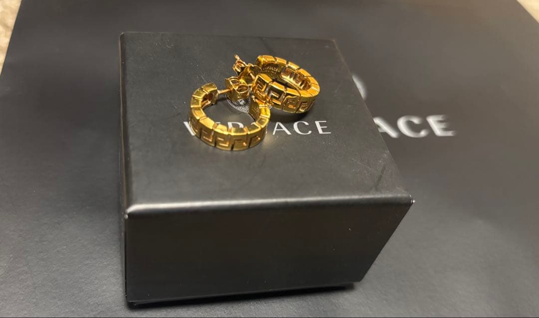 ［男女兼用／ユニセックス］Versace グレカフープピアス