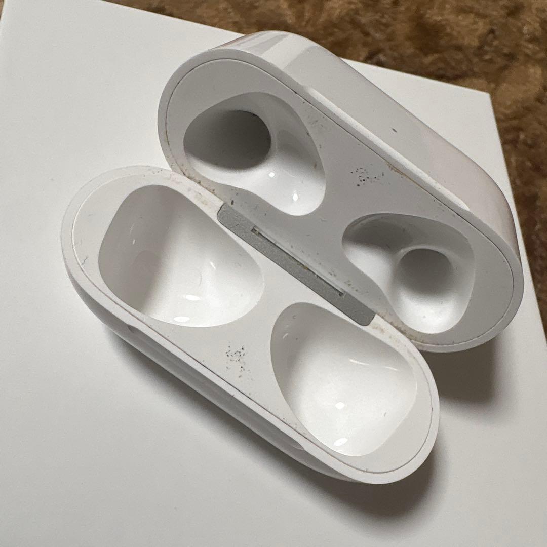 AirPods本体と充電ケース ホワイト