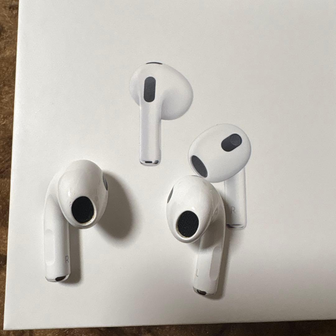 AirPods本体と充電ケース ホワイト