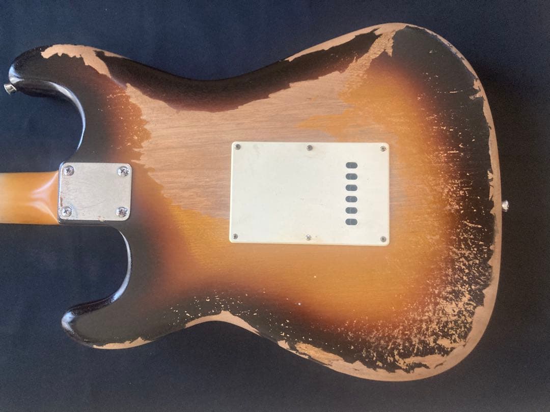 早い者勝ち　#13ストラトキャスタータイプ　ニトロセルロースラッカー塗装