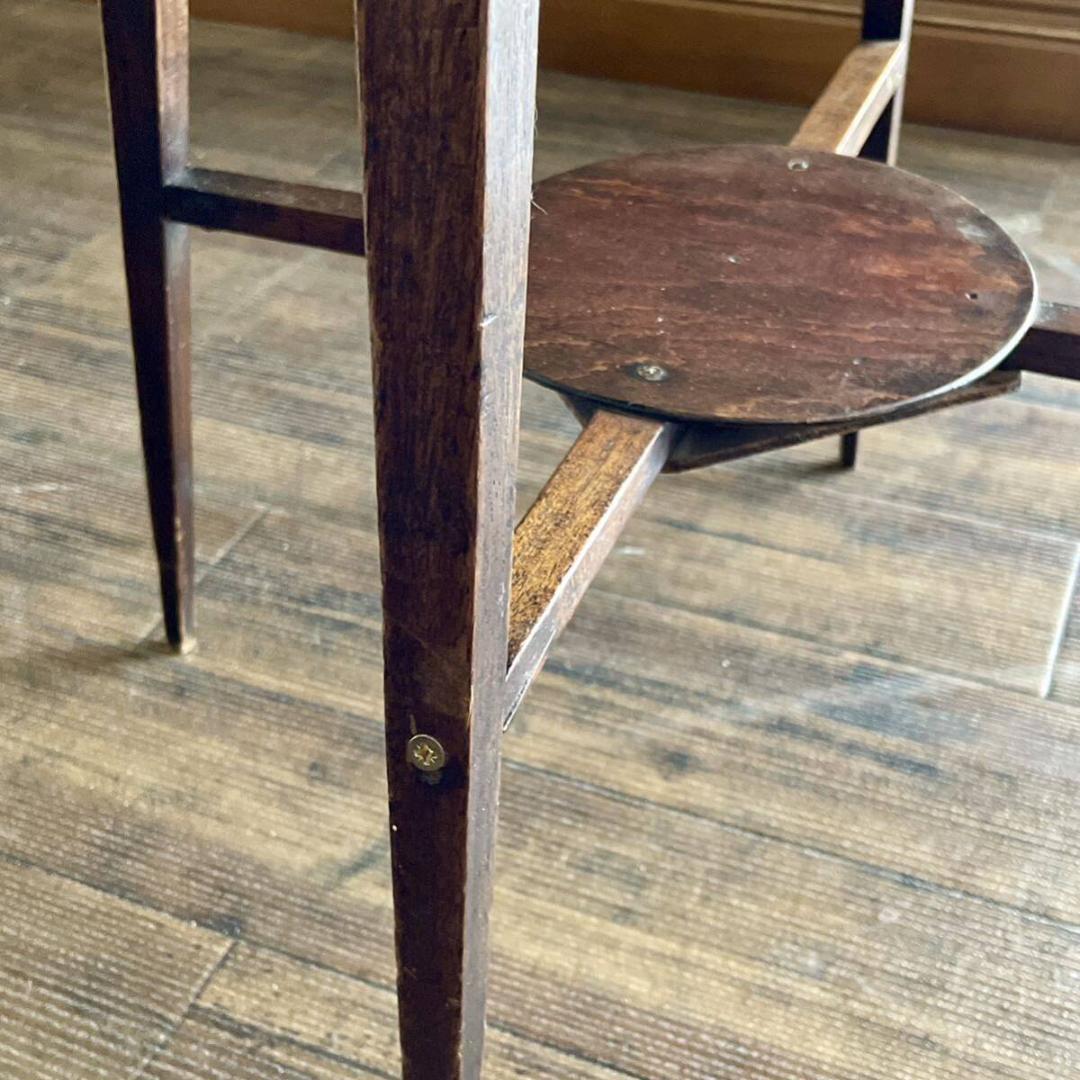 洗練されたフォルムと天板の彫の美しさが際立オケージョナルテーブル