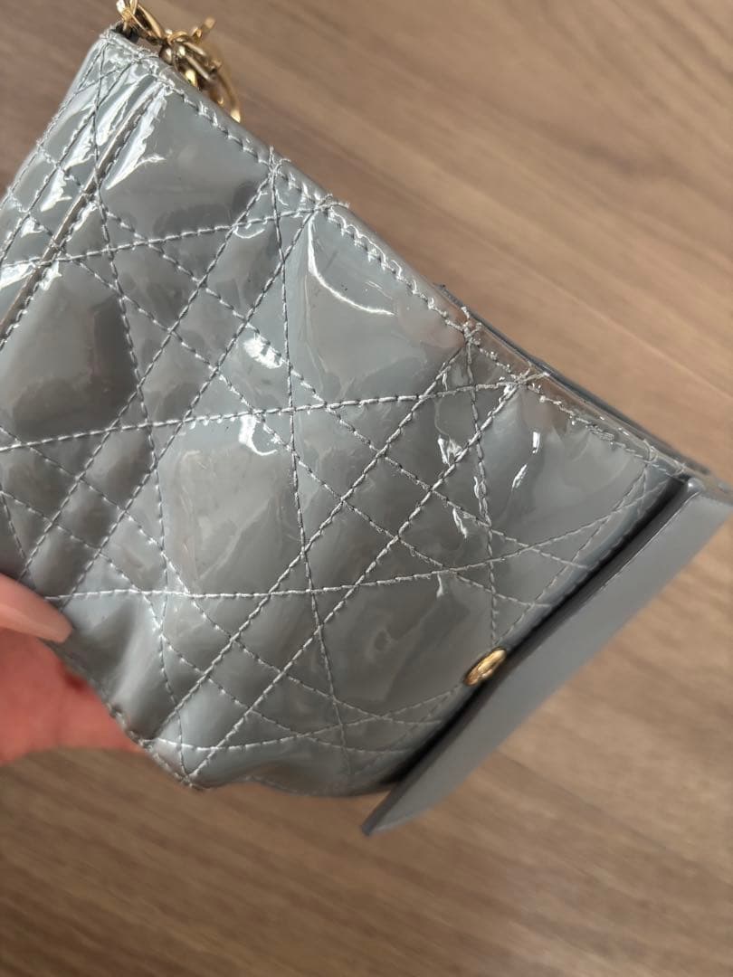 グレー エナメル キルティング三つ折り財布