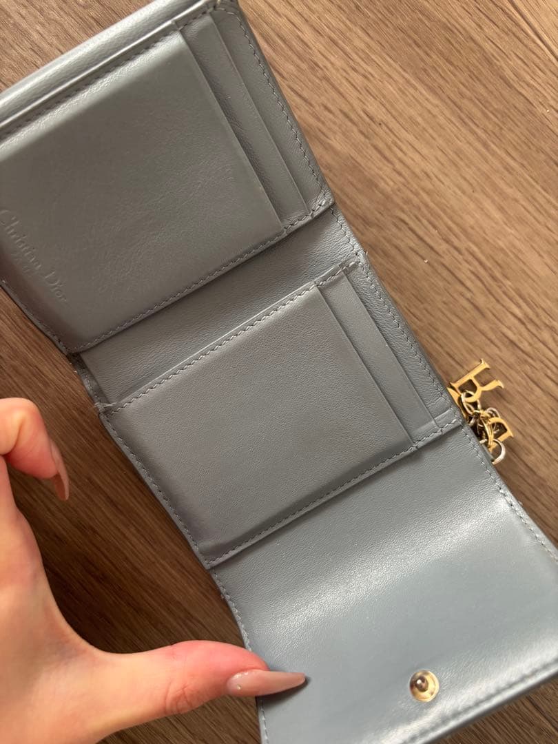 グレー エナメル キルティング三つ折り財布