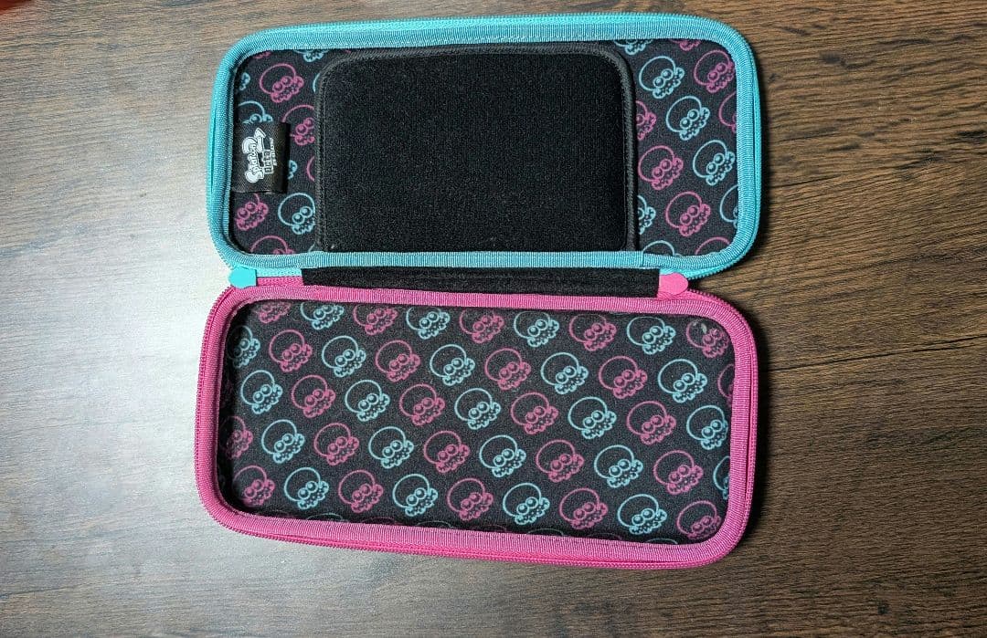 Nintendo Switch 本体　持ち歩き用ケース・カバー付き