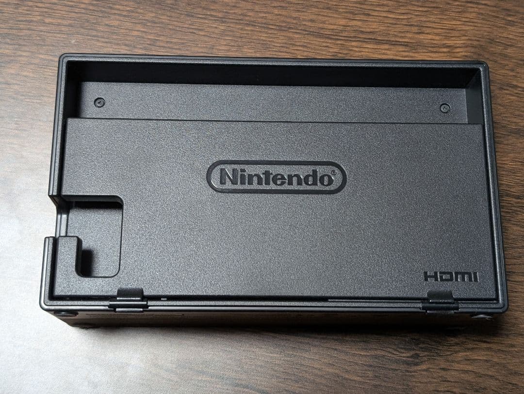 Nintendo Switch 本体　持ち歩き用ケース・カバー付き