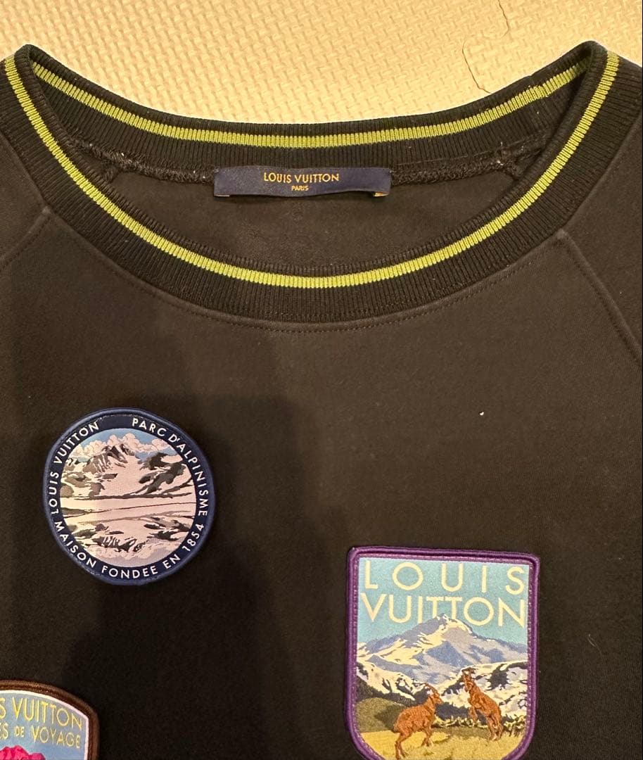 Louis Vuitton パッチ付き黒Tシャツ