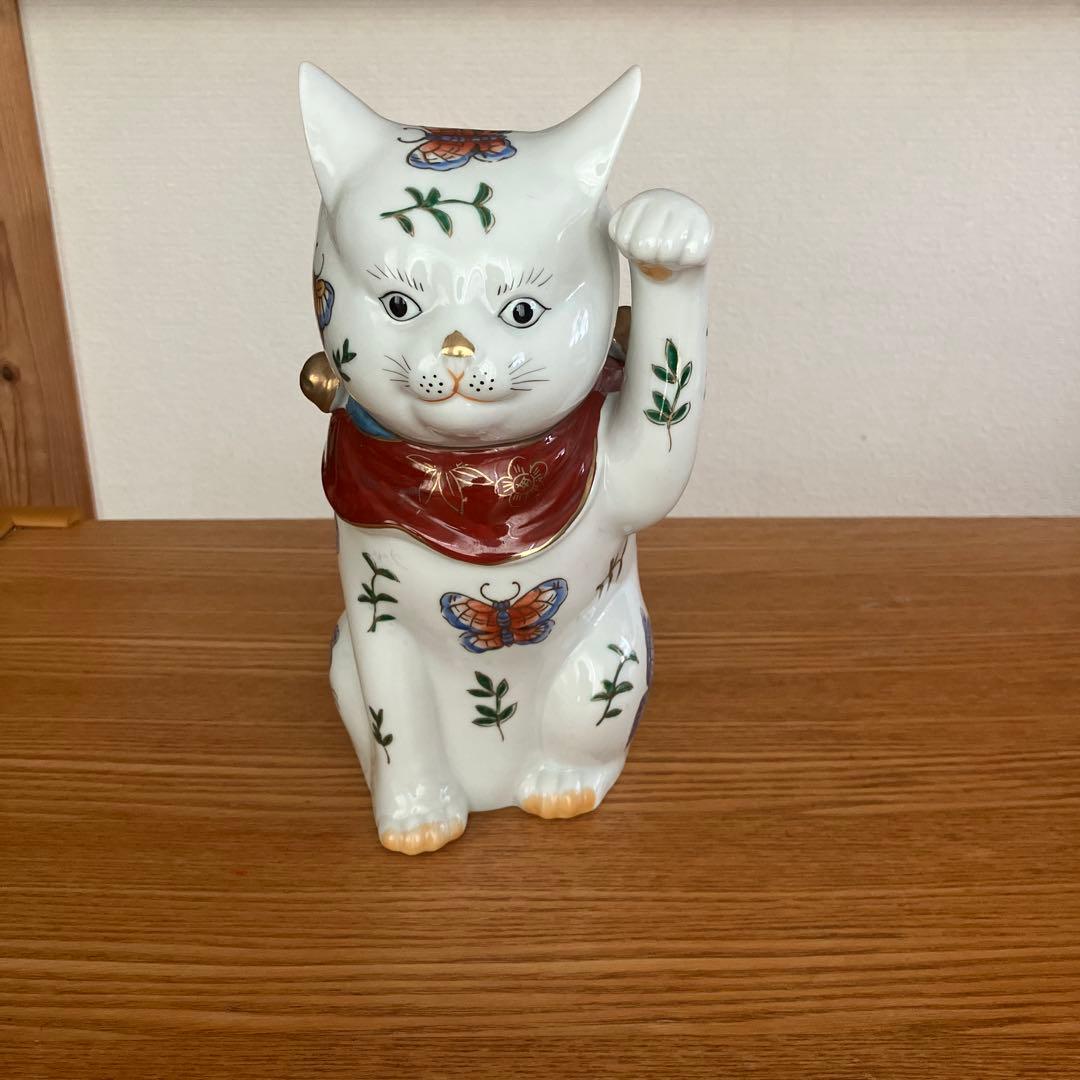 美品　ヴィンテージ伊万里　手描きの大きな瞳やまつ毛、体の蝶々が美しい招き猫