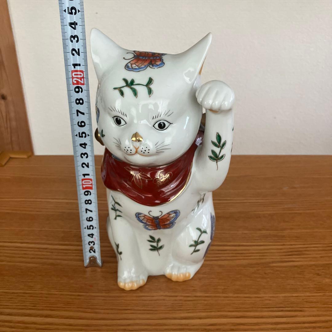 美品　ヴィンテージ伊万里　手描きの大きな瞳やまつ毛、体の蝶々が美しい招き猫