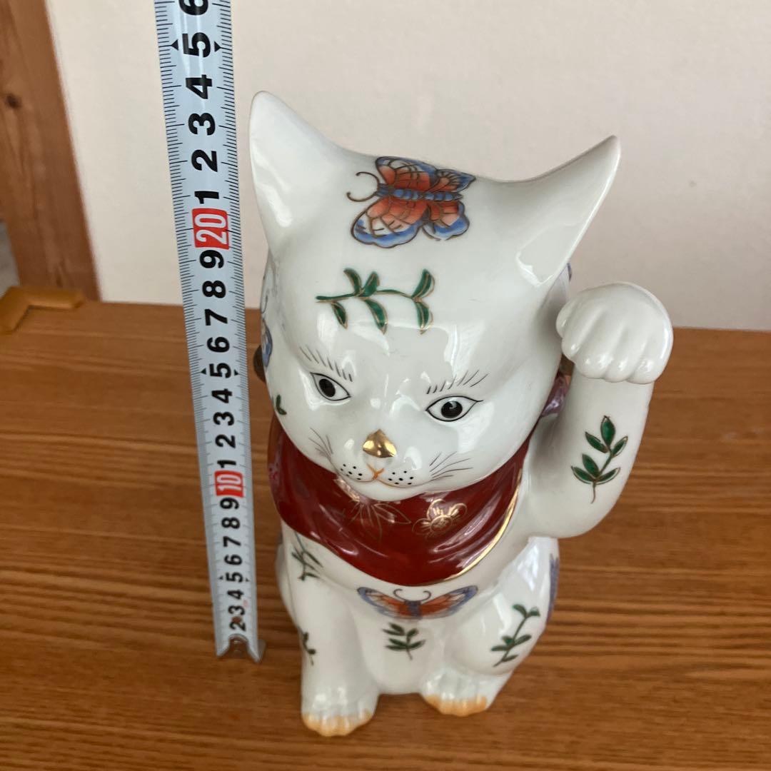 美品　ヴィンテージ伊万里　手描きの大きな瞳やまつ毛、体の蝶々が美しい招き猫