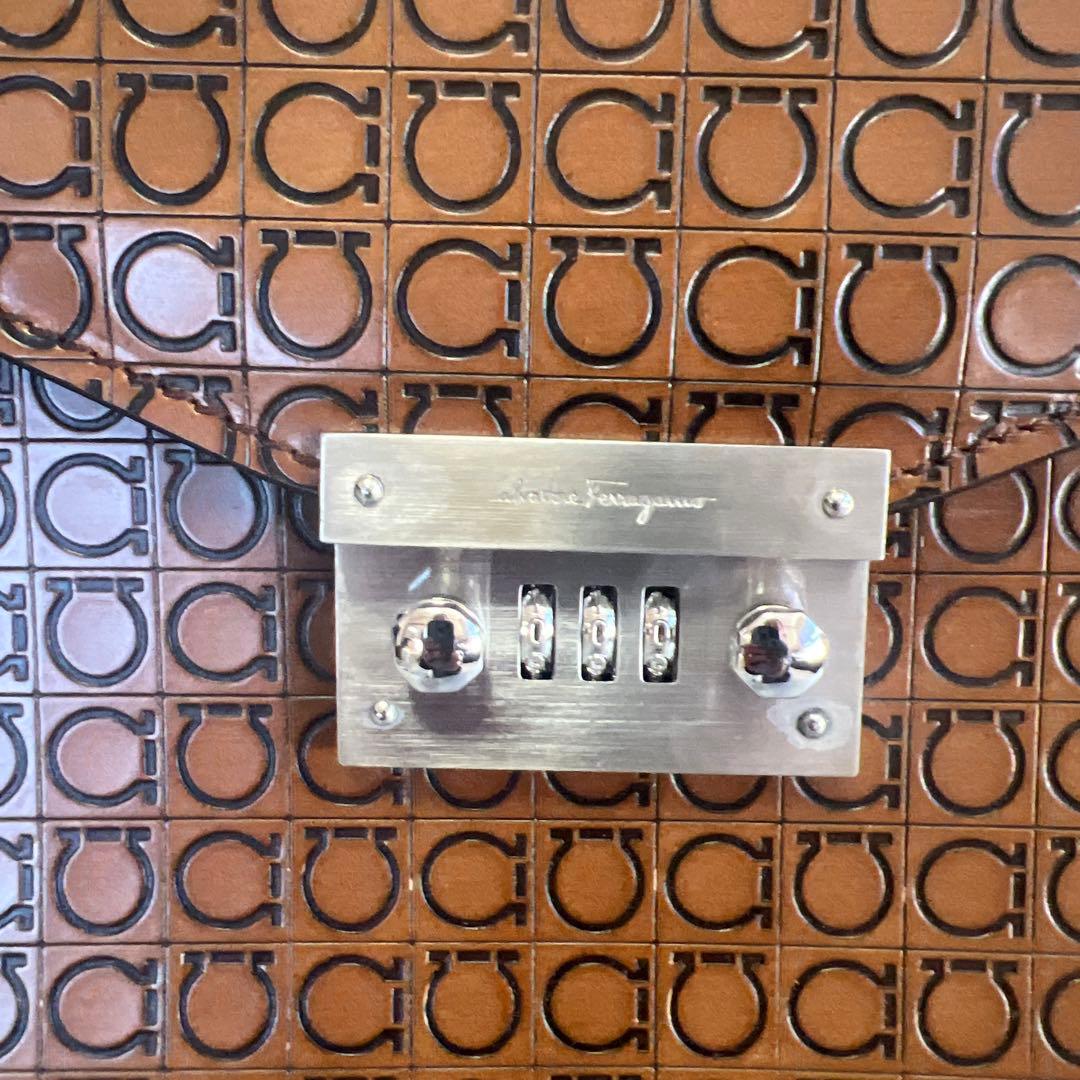 美品！サルヴァトーレ フェラガモ レザー ブリーフケース モノグラム ダイヤル式