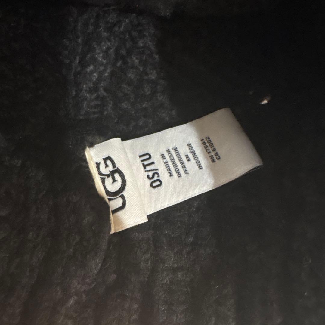 UGG アグ ポンポン付きニット帽 ブラック